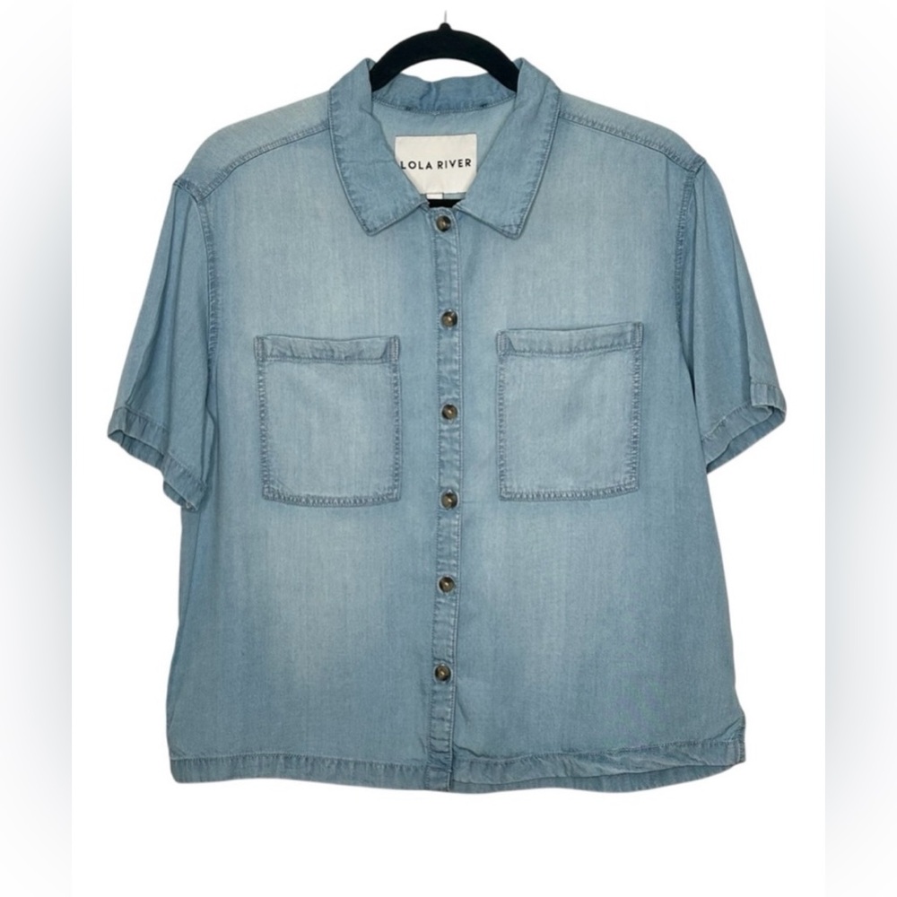 Lola River Light Wash Chambray Short Sleeve
Collared Button Up Sz M